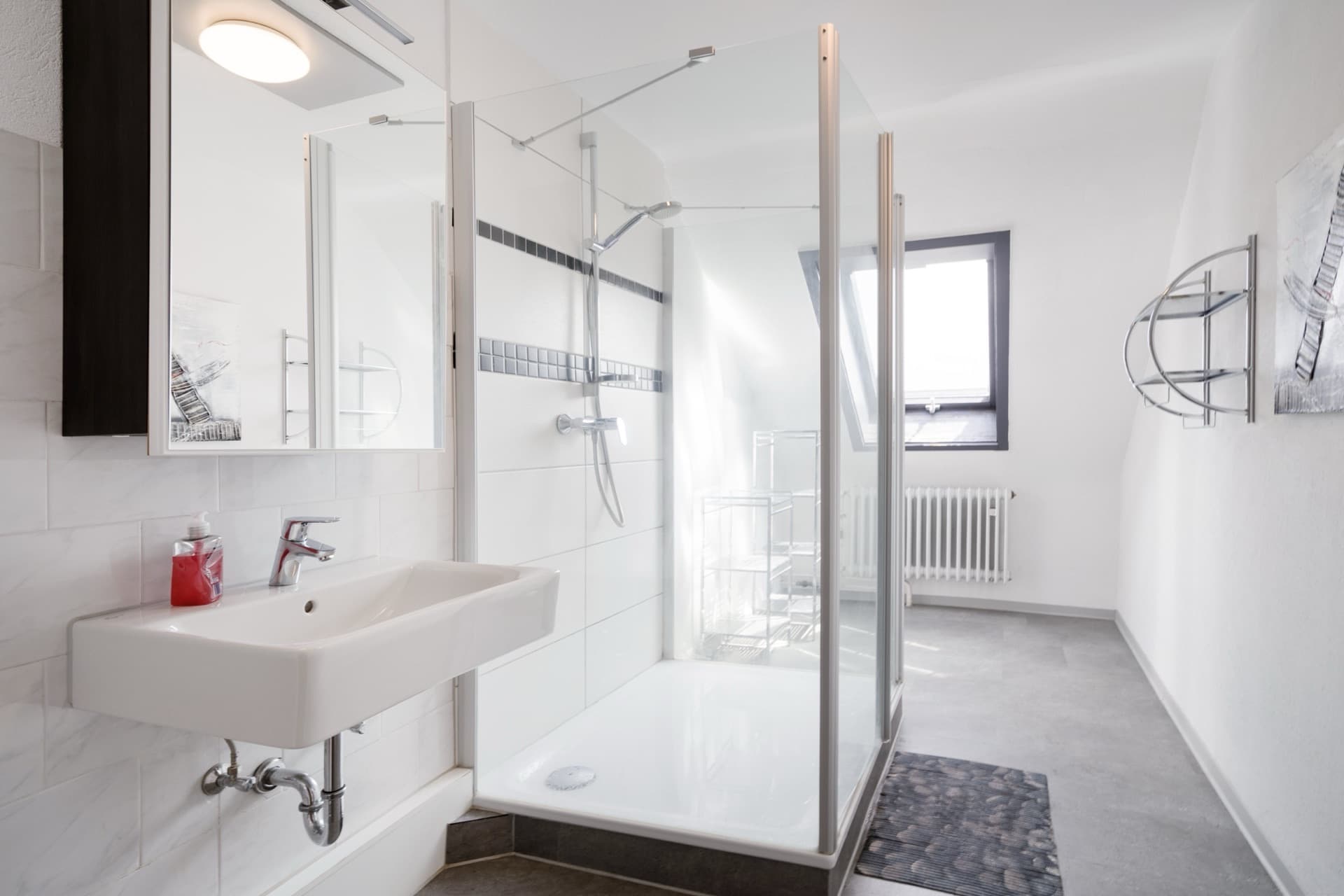 Modernes, gepflegtes Gemeinschaftsbad auf der Etage