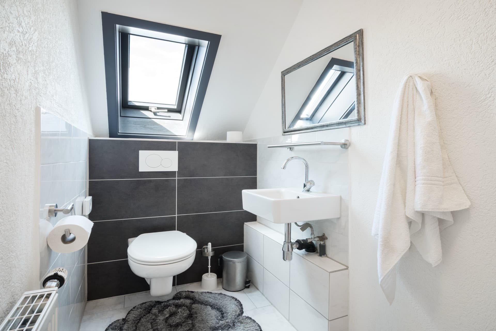 Gepflegtes Gemeinschaftsbad mit Dusche auf der Etage