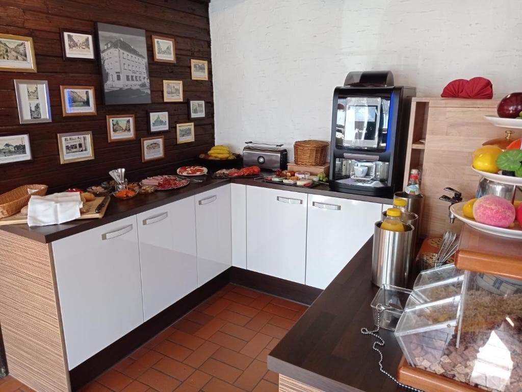 Das Frühstücksbuffet im Hotel Romäus — frisch aufgebaut mit Obst, Aufschnitt und Kaffee