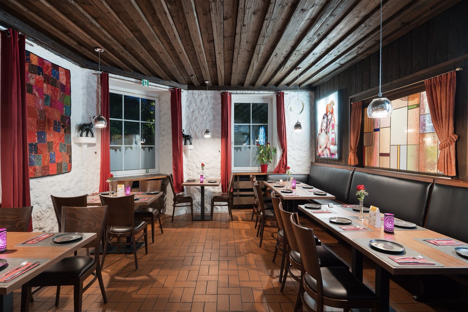 Der warme Gastraum des Indischen Restaurants Romäus am Abend