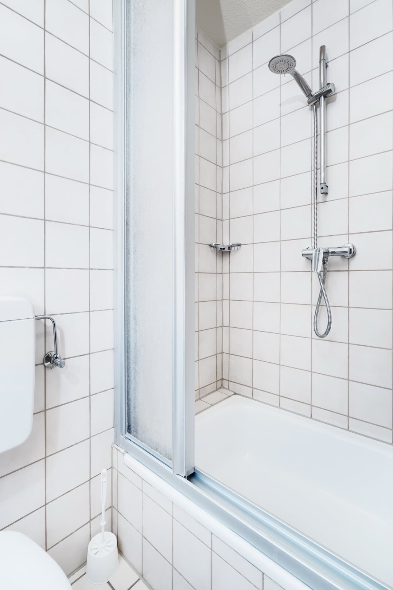 Eigenes Duschbad im Comfort Einzelzimmer — hell gefliest mit Dusche und WC