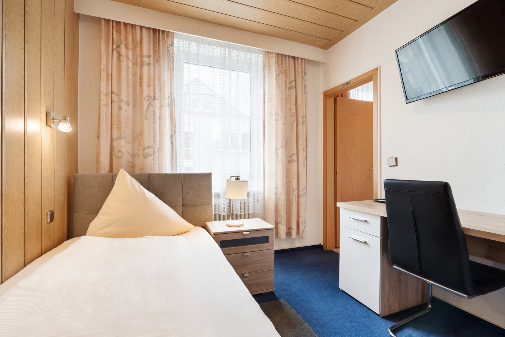 Helles Einzelzimmer mit Arbeitsplatz