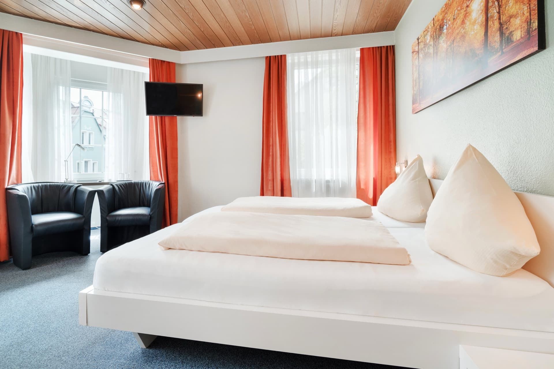Comfort Doppelzimmer im Hotel Romäus Villingen-Schwenningen mit Doppelbett und Sitzecke