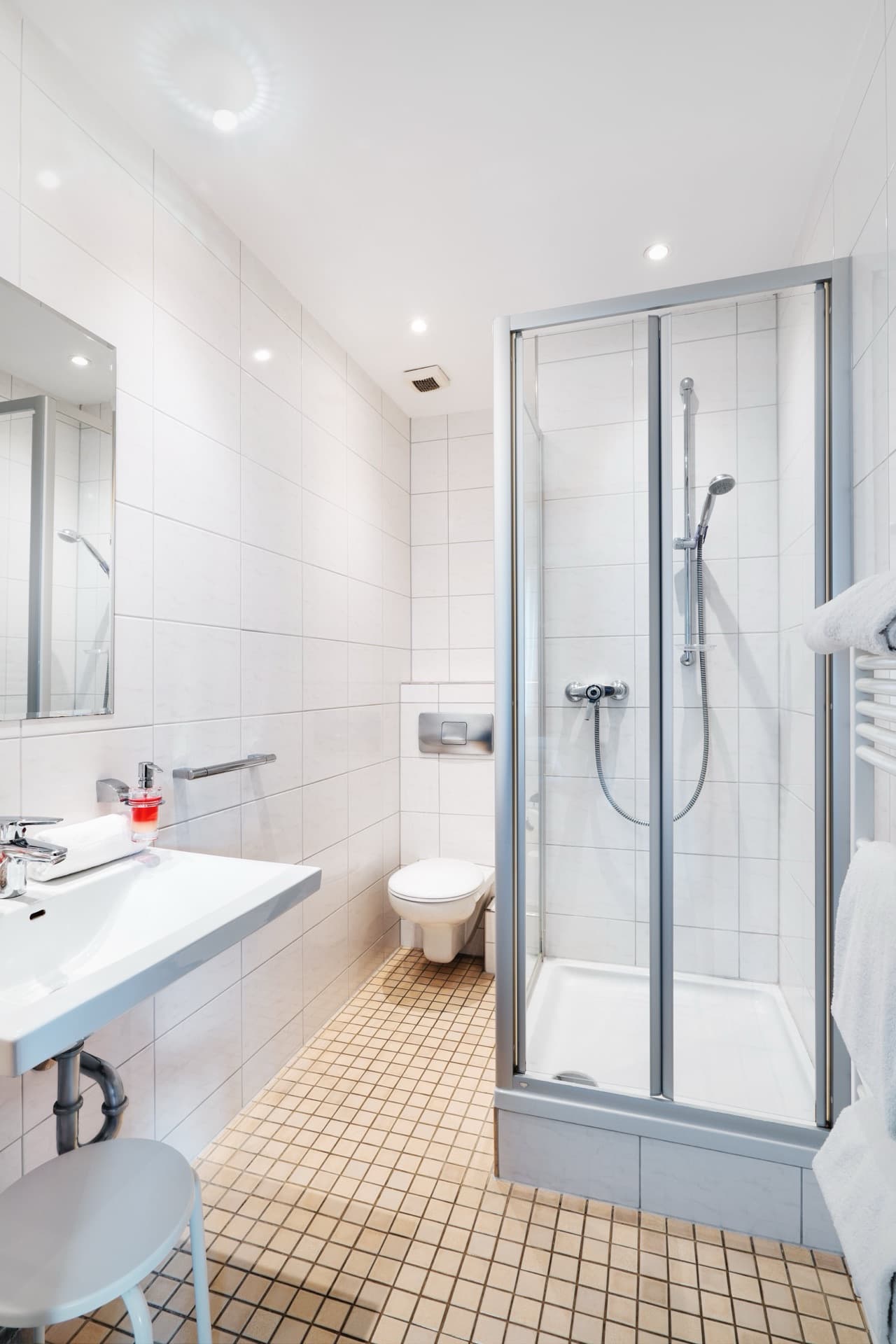 Eigenes Duschbad im Comfort Doppelzimmer — Dusche, WC und Waschbecken