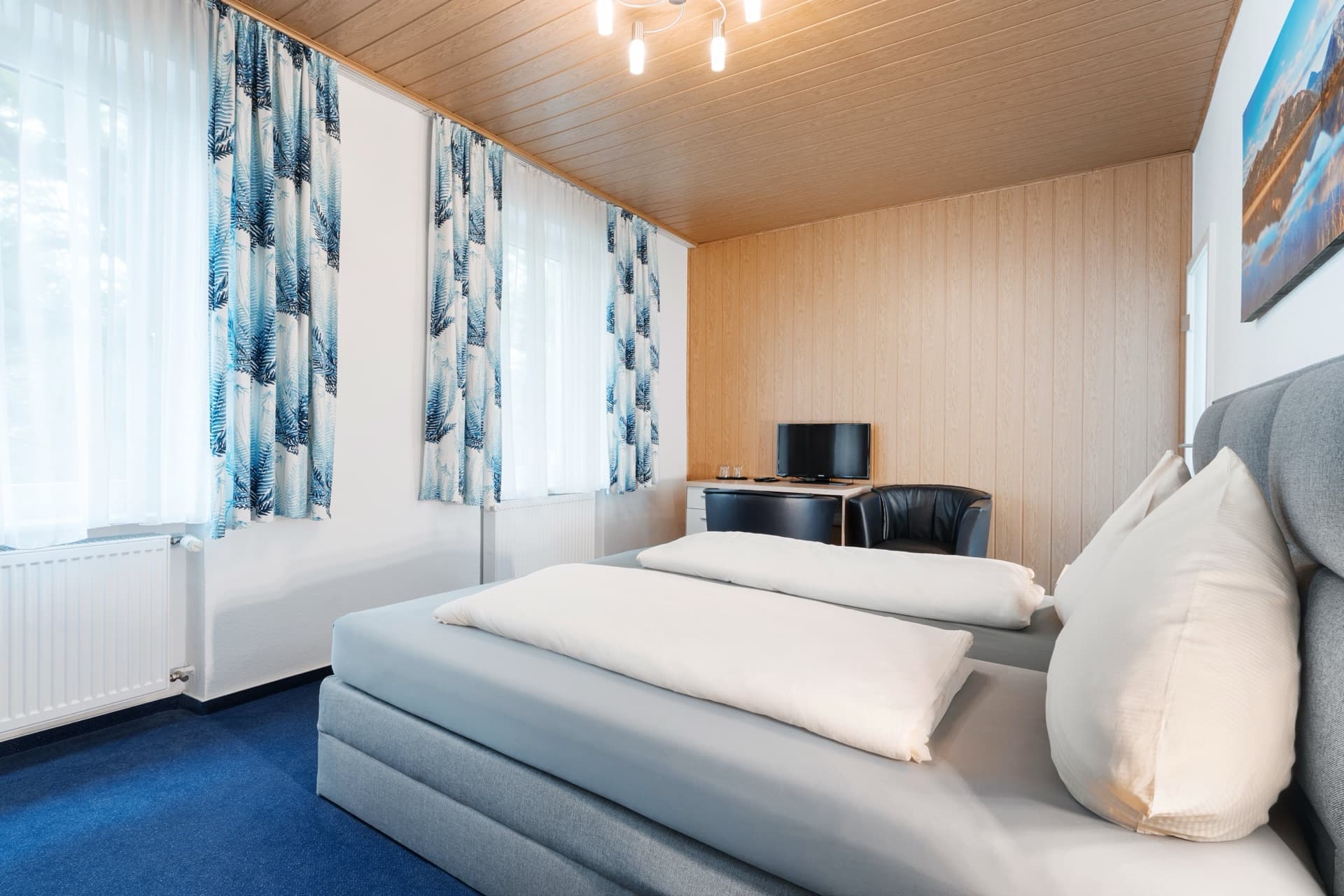 Doppelzimmer mit Boxspringbett und TV