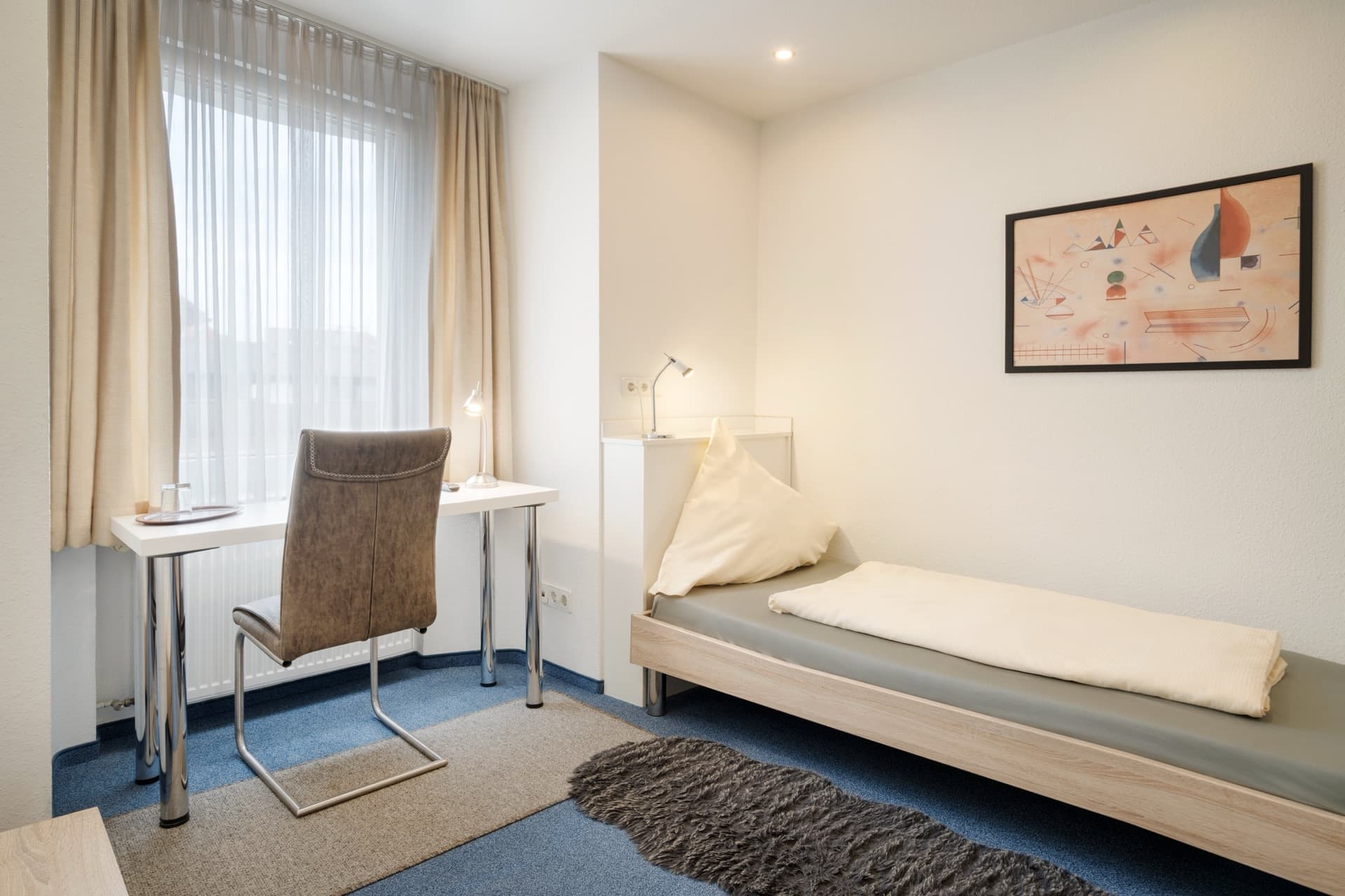 Comfort Einzelzimmer im Hotel Romäus Villingen-Schwenningen mit Bett und Schreibtisch