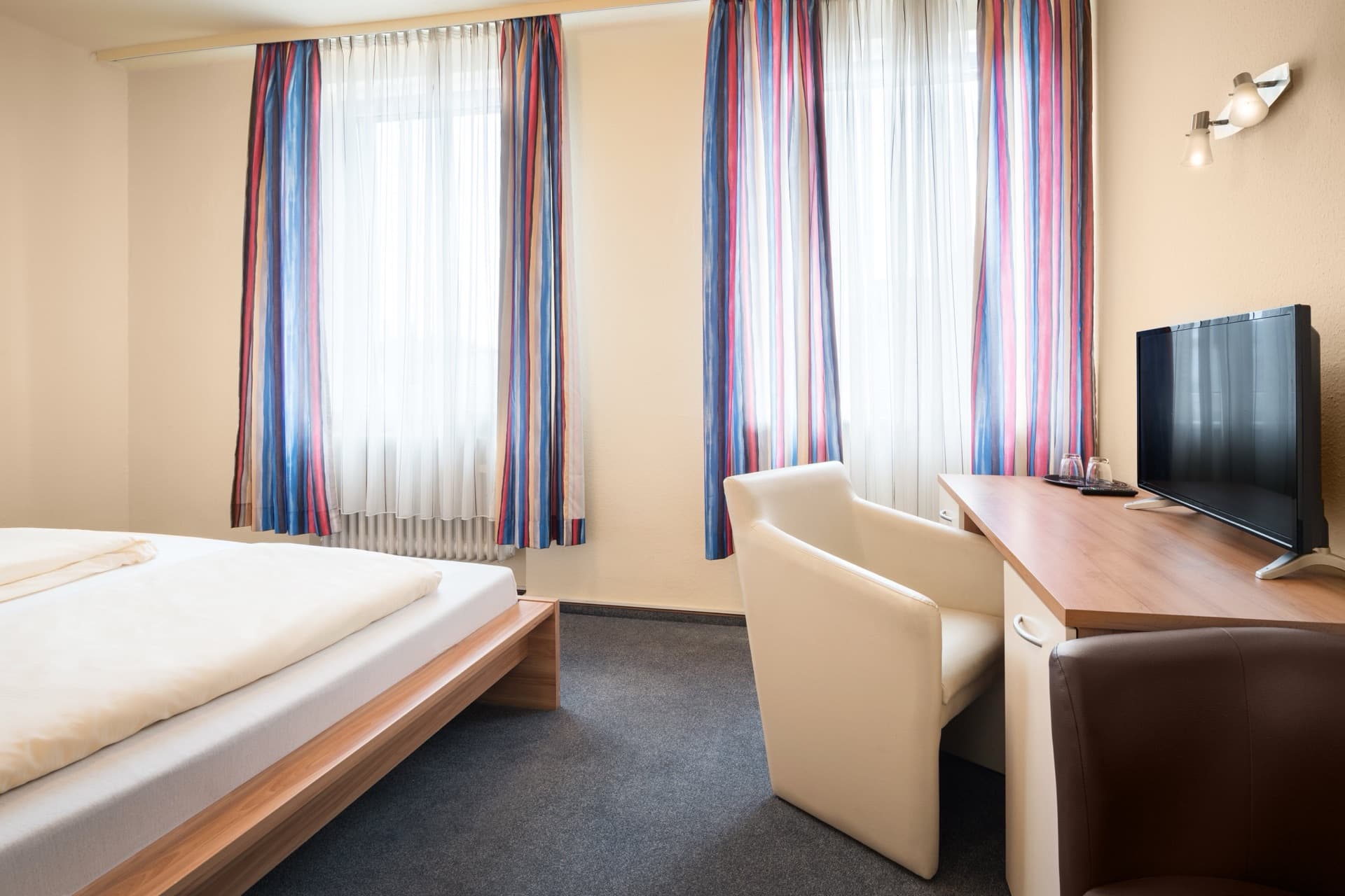 Modernes Doppelzimmer mit zwei Fenstern