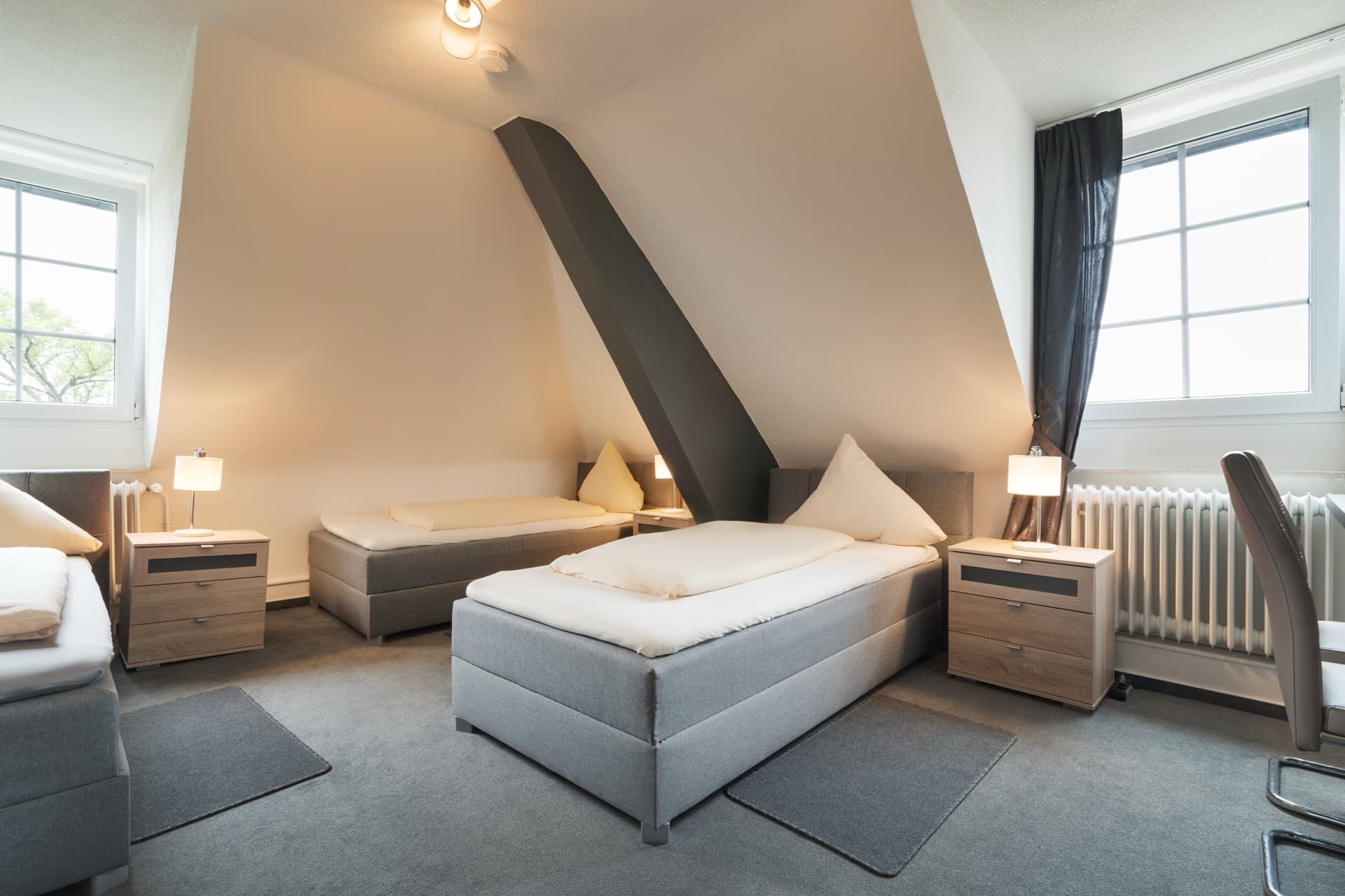 Dreibettzimmer mit Waschbecken im Zimmer