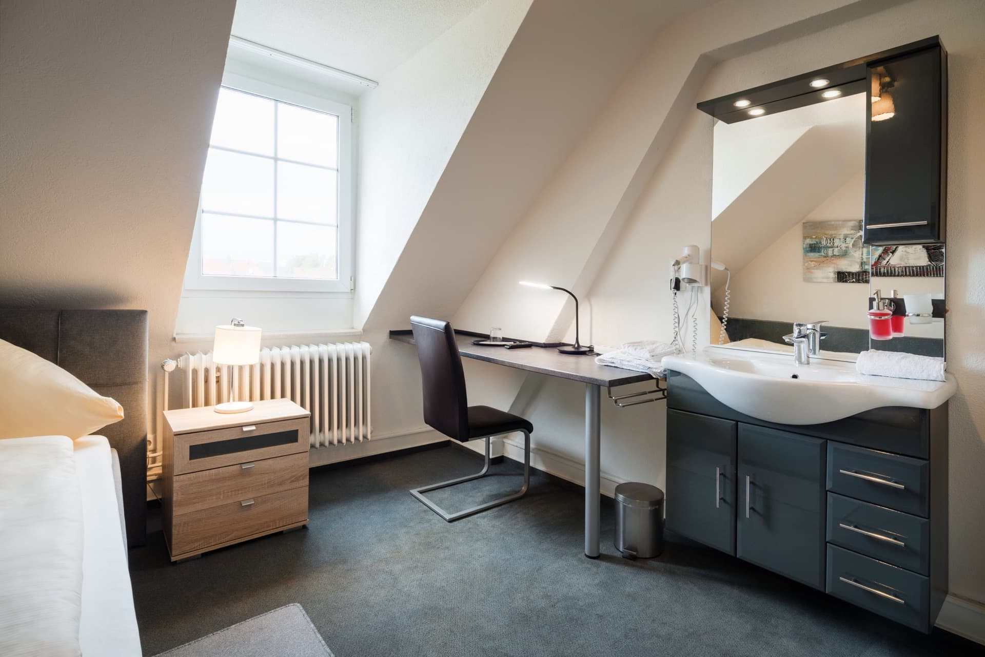 Einzelzimmer mit Waschbecken im Zimmer — Bad auf der Etage