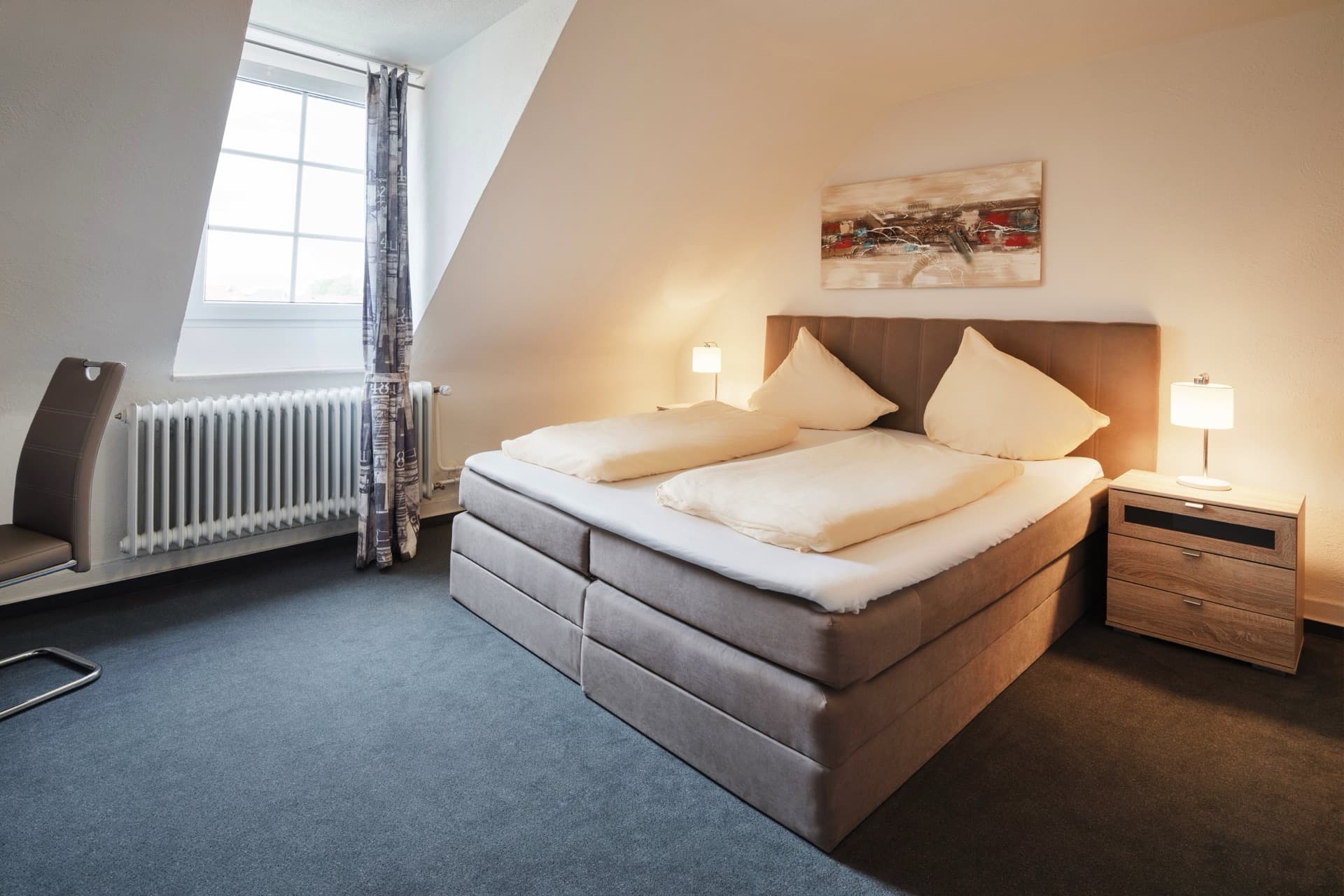 Doppelzimmer mit Boxspringbett unter der Dachschräge — Hotel Romäus