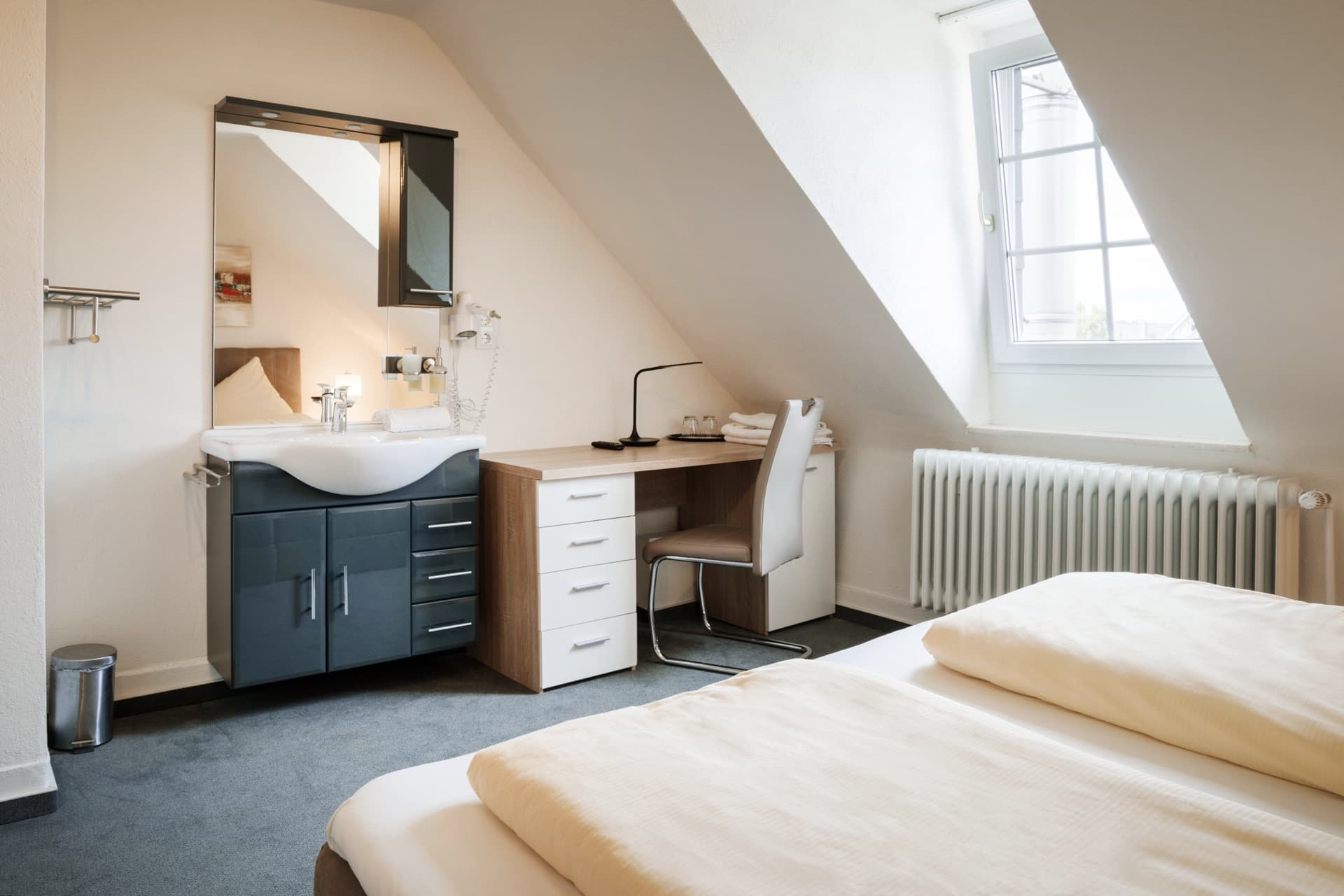 Doppelzimmer mit Gemeinschaftsbad — weitere Ansicht