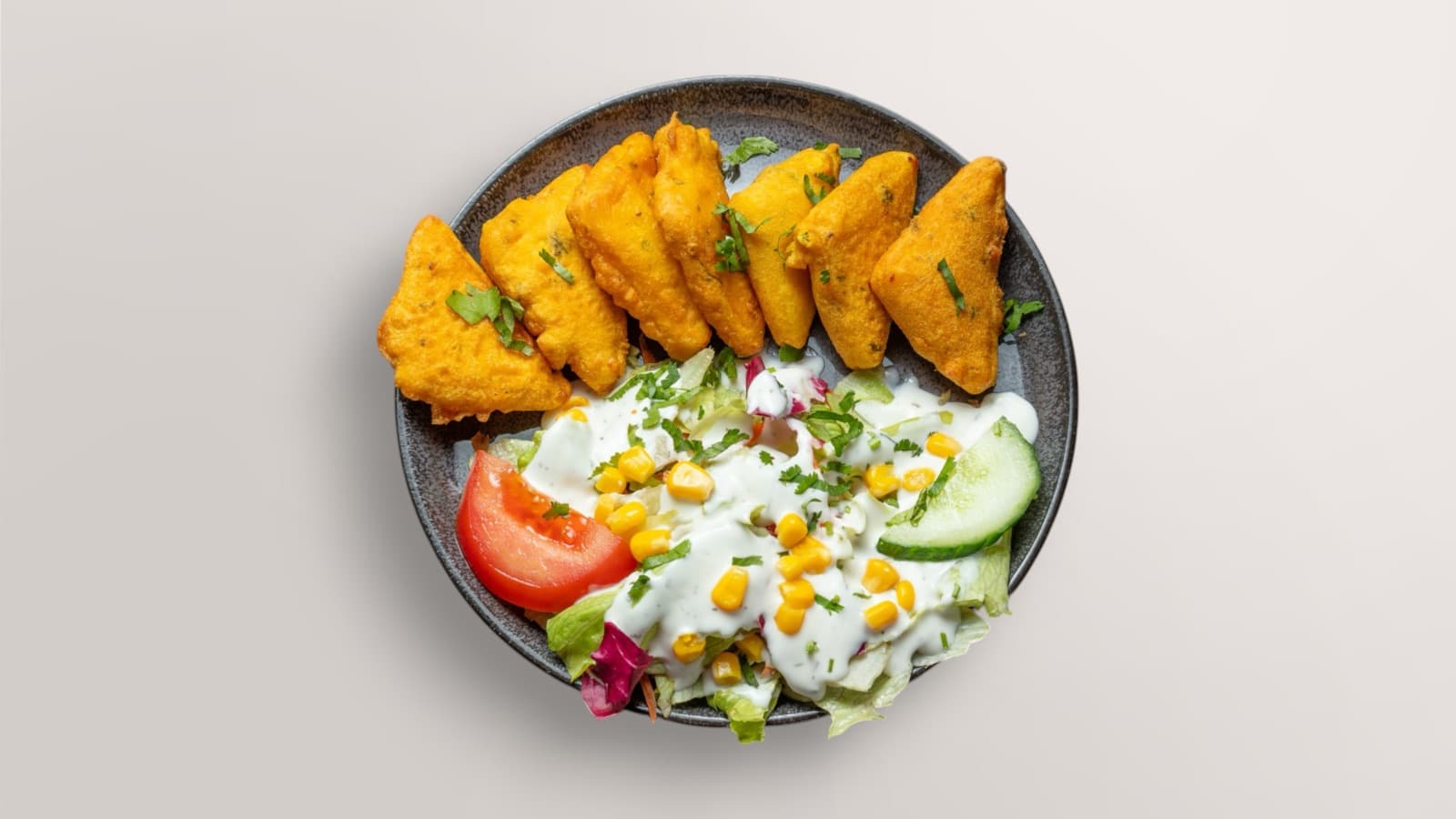 Gemischter Vorspeisenteller mit Pakoras und Dips
