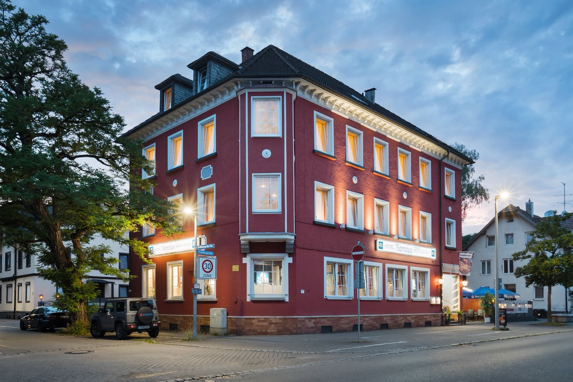 Hotel und Restaurant Romäus in der Abenddämmerung