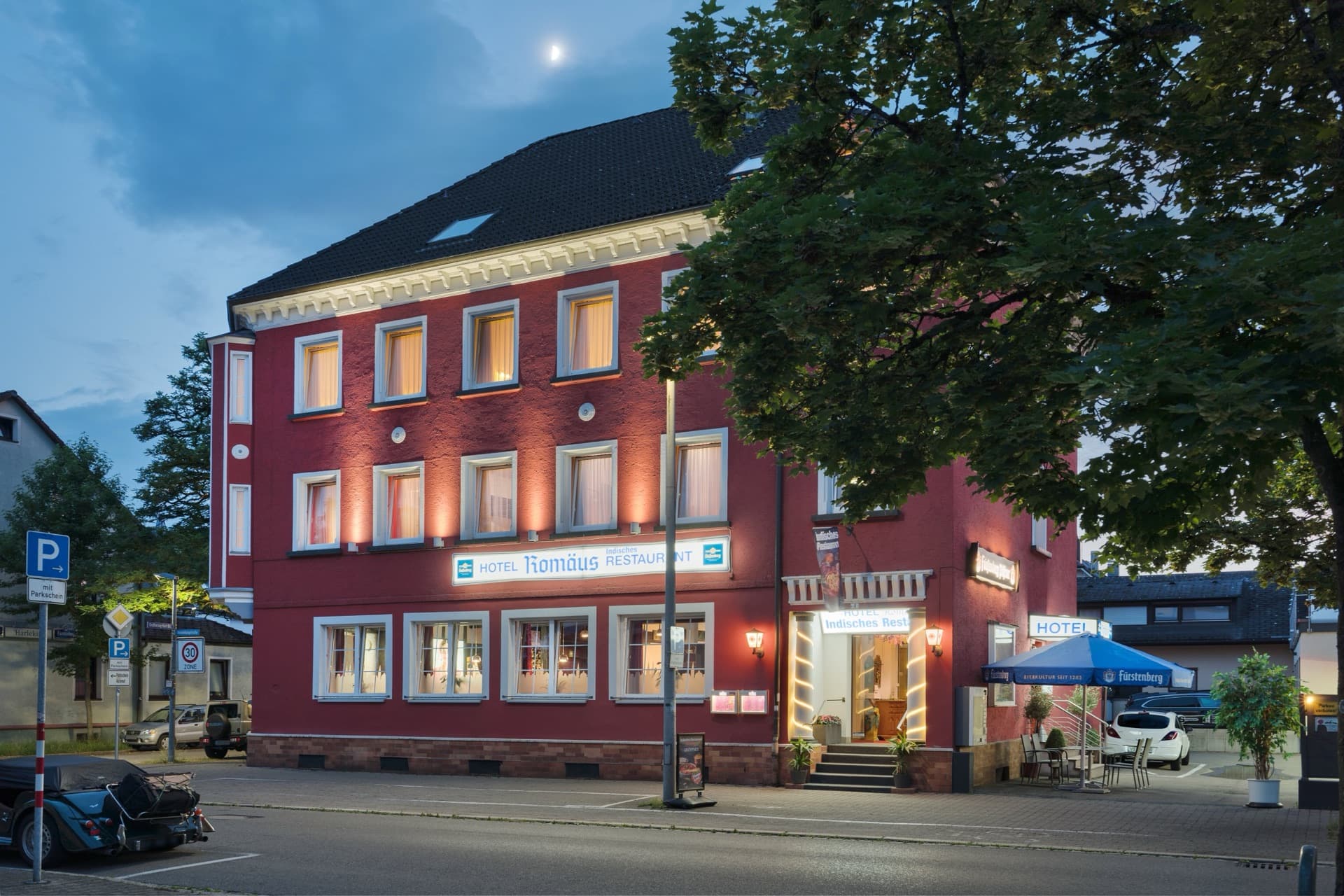 Außenansicht mit Biergarten am Abend