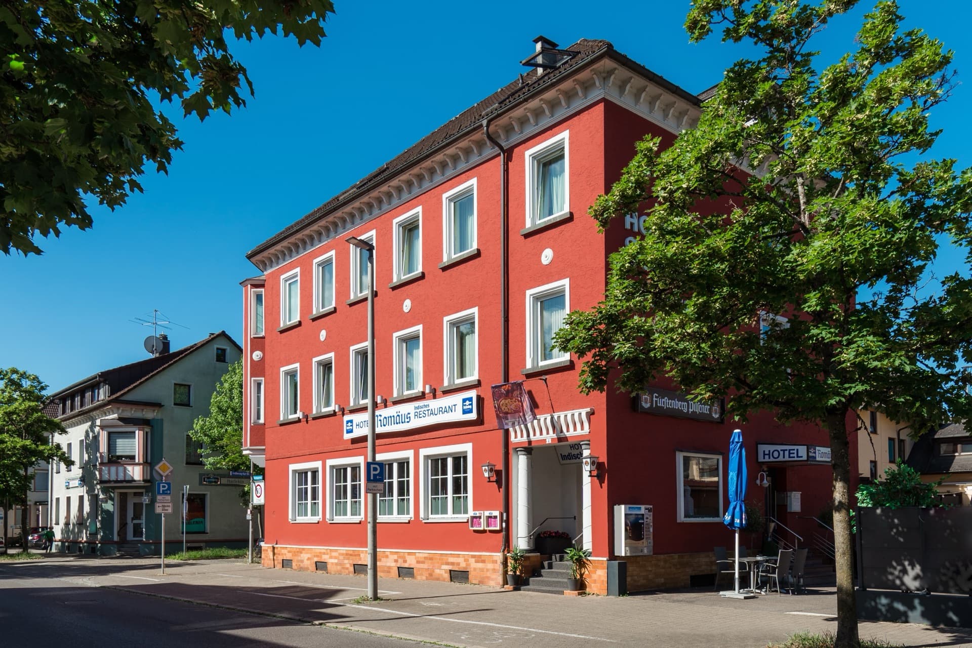 Straßenansicht des Hotels bei Tag