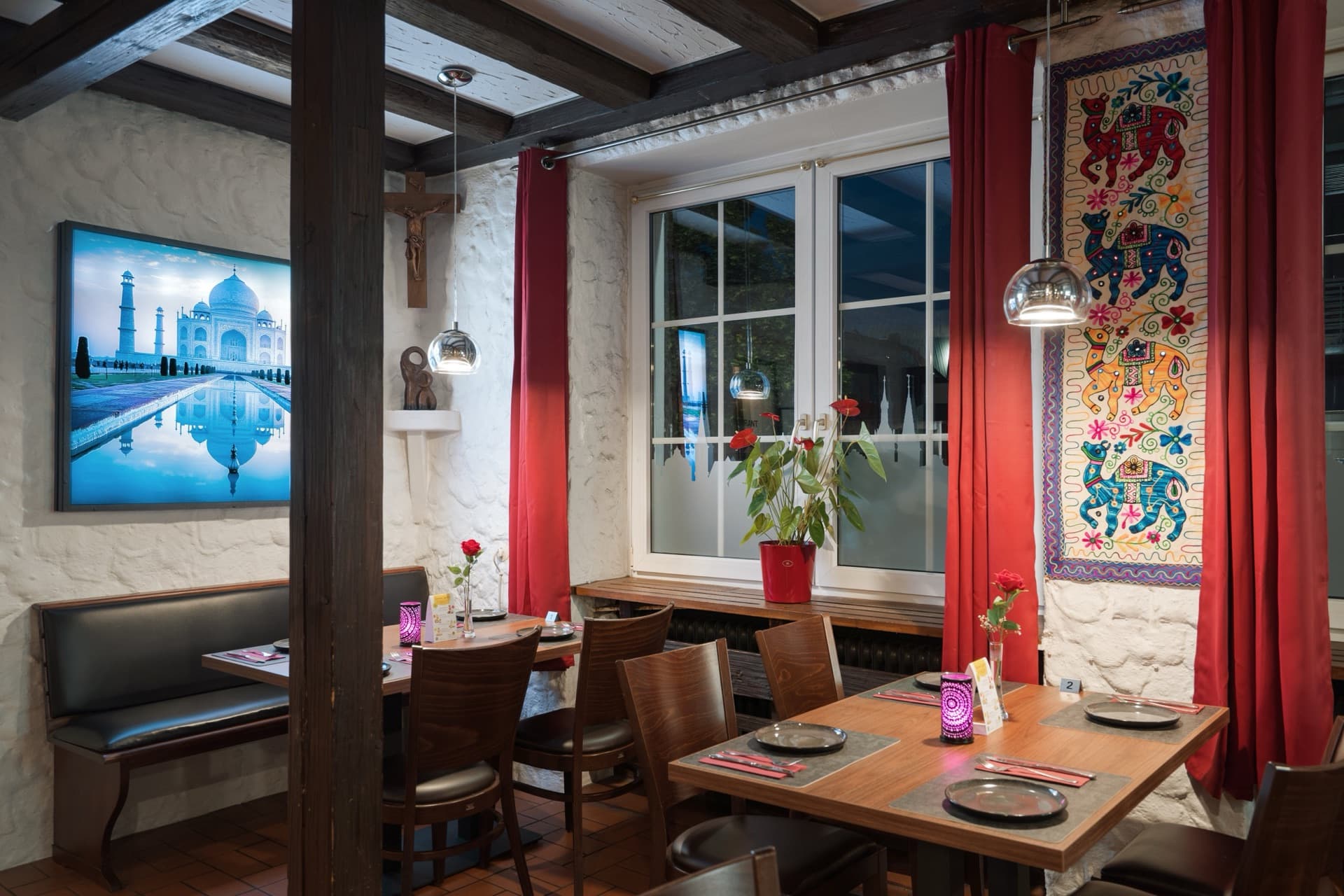 Eingedeckte Tische im Restaurant Romäus — bereit für den Abend